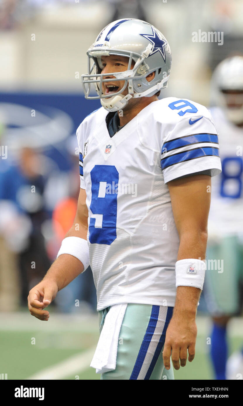 Dallas Cowboys Tony Romo schreit Mannschaftskameraden bei den Cleveland Browns Spiel an Cowboys Stadium in Arlington, Texas, am 18. November 2012. UPI/Ian Halperin Stockfoto