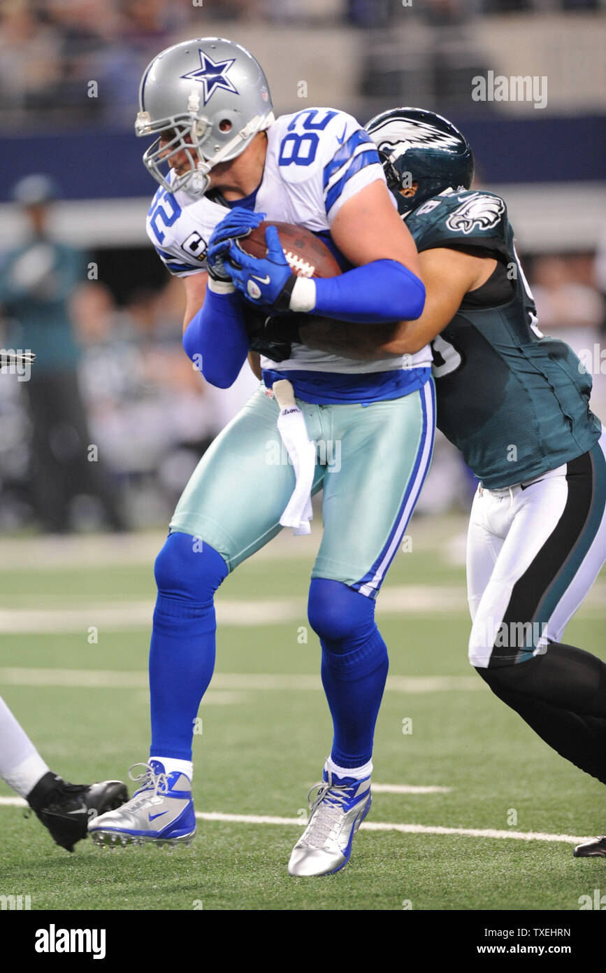 Dallas Cowboys Jason Whitten erhält durch die Philadelphia Eagles Mychal Kendricks während der ersten Hälfte auf Cowboys Stadium in Arlington, Texas am Dezember 2, 2012 gewickelt. UPI/Ian Halperin Stockfoto