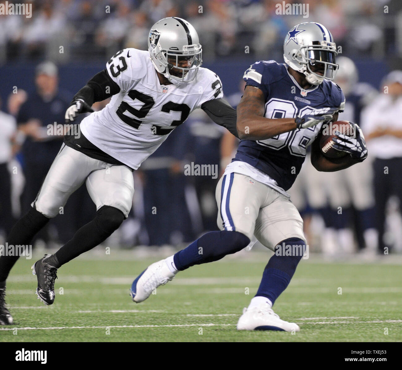 Dallas Cowboys Dez Bryant macht einen Haken vor der Oakland Raiders Tracy Porter während der ersten Hälfte des Spiels bei AT&T Stadium in Arlington, Texas, am 28. November 2013. UPI/Ian Halperin Stockfoto
