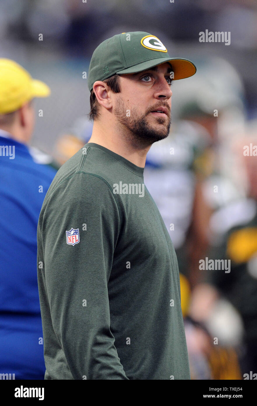 Green Bay Packers Quarterback Aaron Rodgers Uhren sein Team Battle die Dallas Cowboys bei AT&T Stadium in Arlington, Texas, am 15. Dezember 2013. Rodgers ist immer noch die Wiederherstellung einer collarbone Verletzung. UPI/Ian Halperin Stockfoto