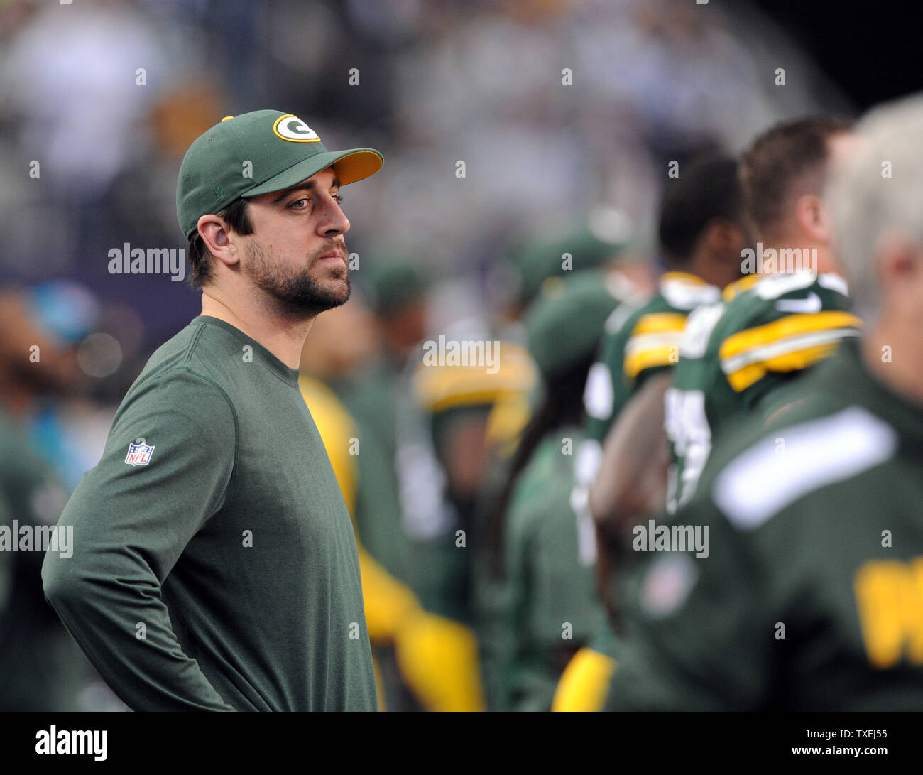 Green Bay Packers Quarterback Aaron Rodgers Uhren sein Team Battle die Dallas Cowboys bei AT&T Stadium in Arlington, Texas, am 15. Dezember 2013. Rodgers ist immer noch die Wiederherstellung einer collarbone Verletzung. UPI/Ian Halperin Stockfoto
