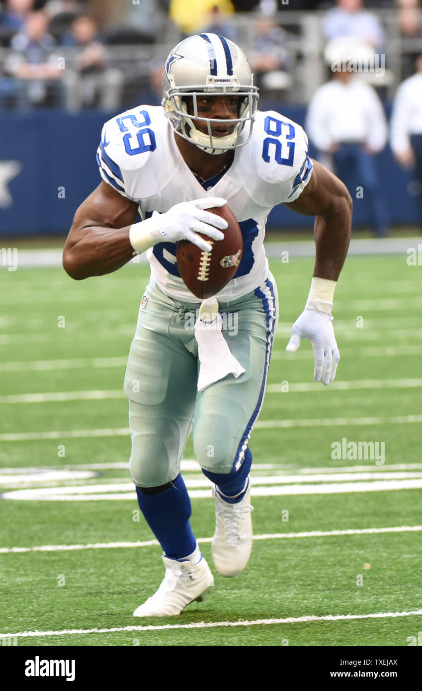 Dallas Cowboys DeMarco Murray Fänge einem screen Pass gegen die Arizona Cardinals in der ersten Hälfte bei AT&T Stadium am 2. November 2014 in Arlington, Texas. UPI/Ian Halperin Stockfoto