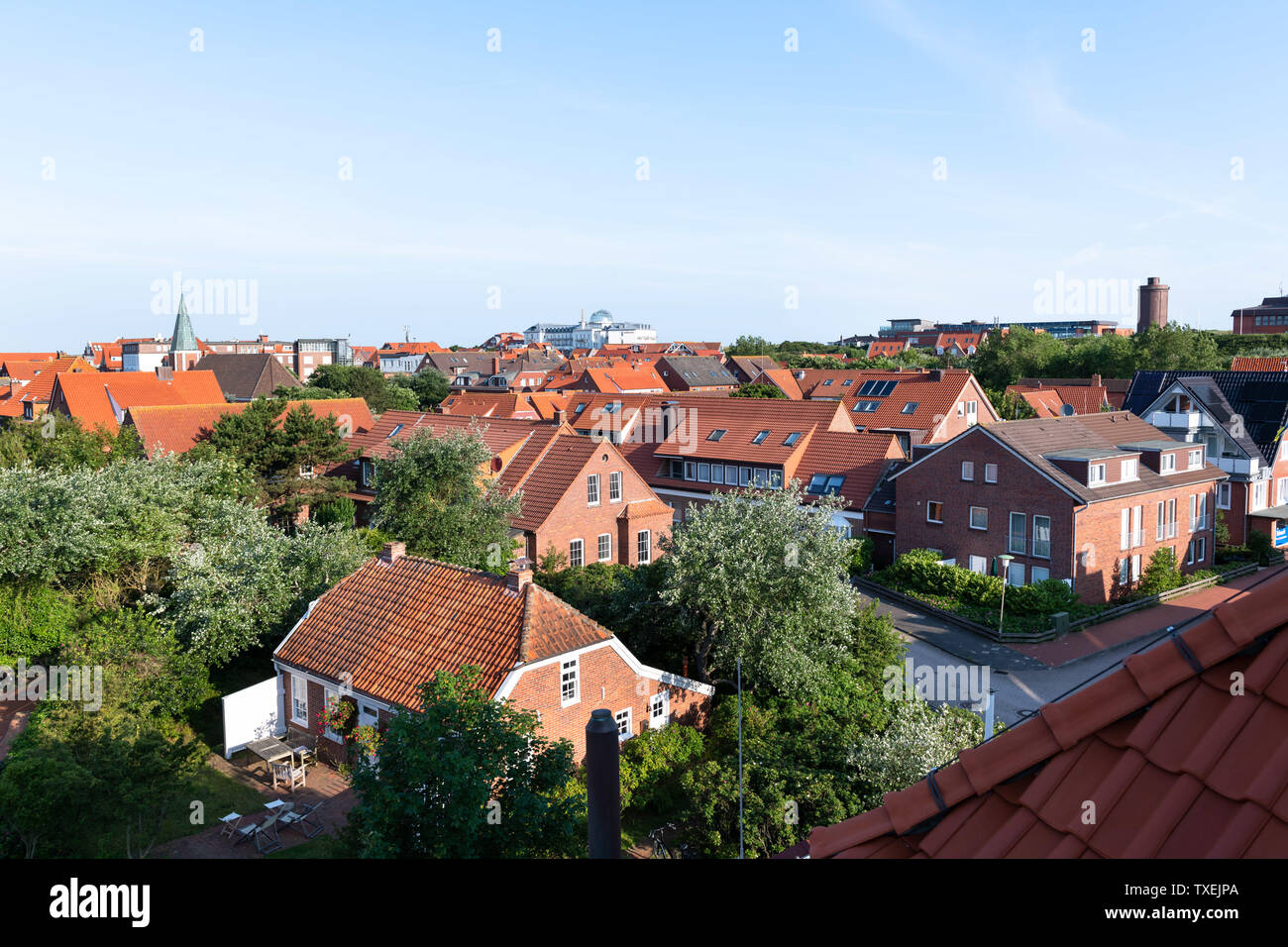 Übersicht der Ferienort Juist mit rotem Stein Häuser im Sommer Stockfoto