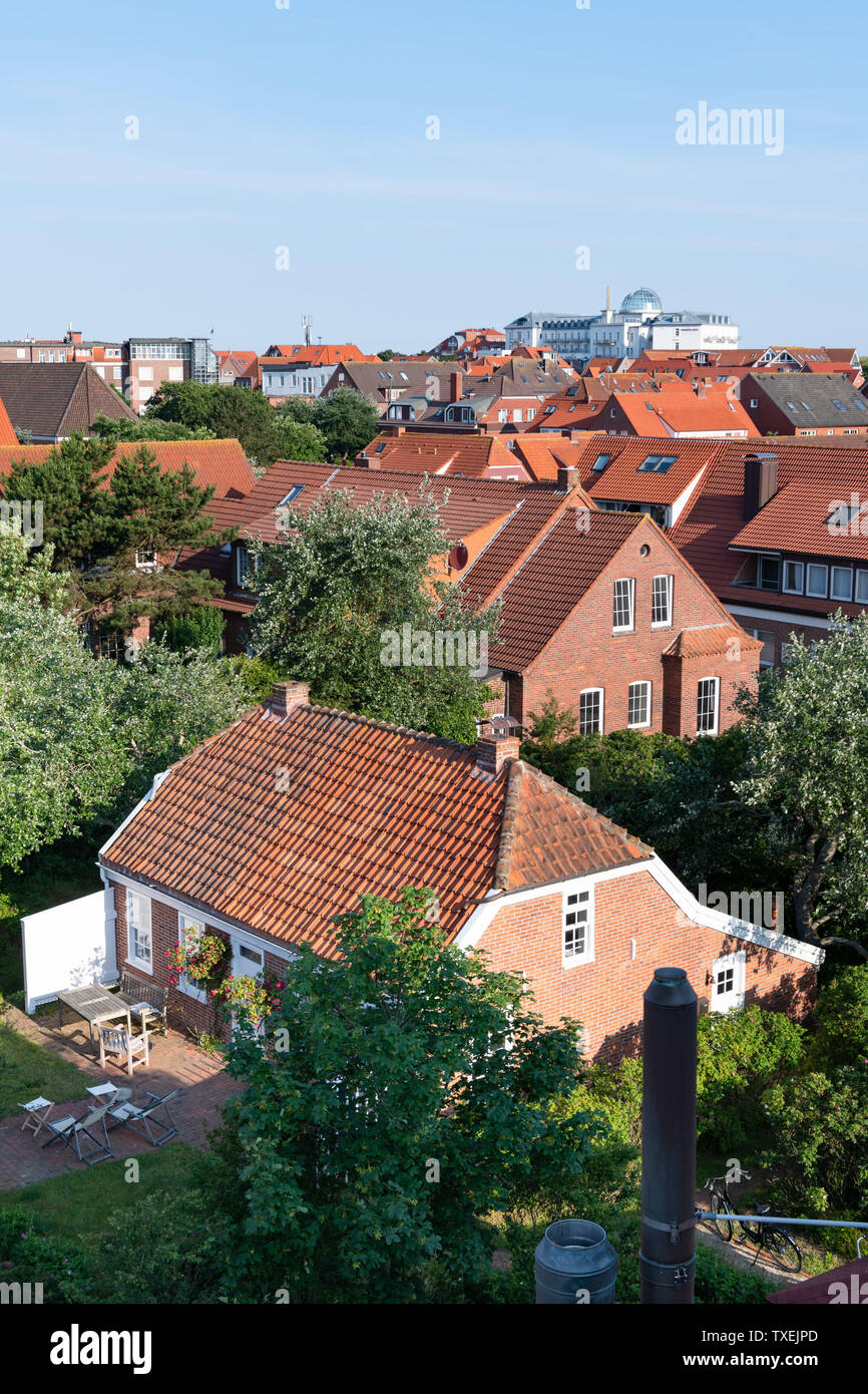 Übersicht der Ferienort Juist mit rotem Stein Häuser im Sommer Stockfoto