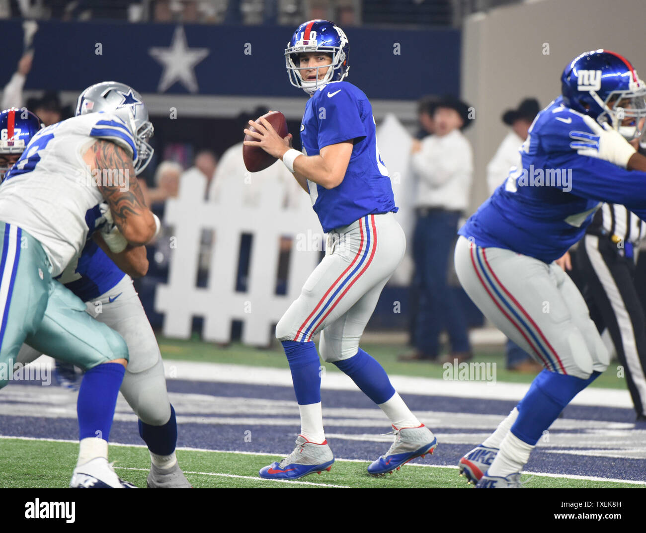 New York Giants Eli Manning sieht tief aus seinem eigenen Endzone in der ersten Hälfte gegen die Dallas Cowboys bei AT&T Stadium zu werfen am 13. September 2015 in Arlington, Texas. UPI/Ian Halperin Stockfoto