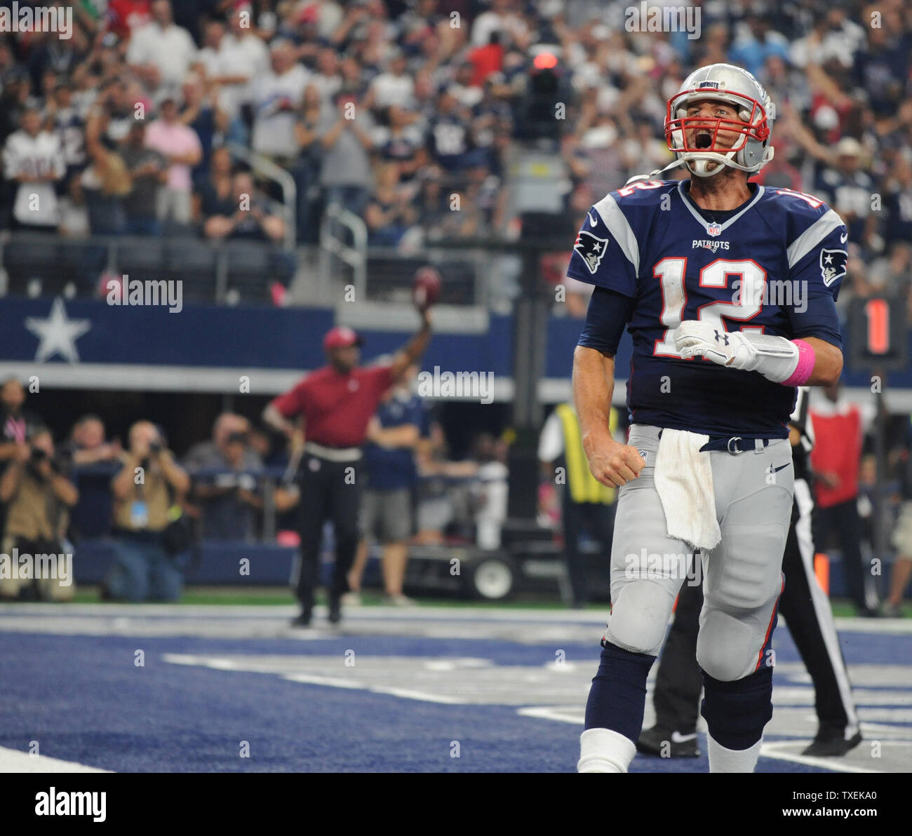 New England Patriots Tom Brady Kerben auf dem - Yard quarterback Keeper gegen die Dallas Cowboys in der ersten Hälfte bei AT&T Stadium am 11. Oktober 2015 in Arlington, Texas. Foto von Ian Halperin/UPI Stockfoto