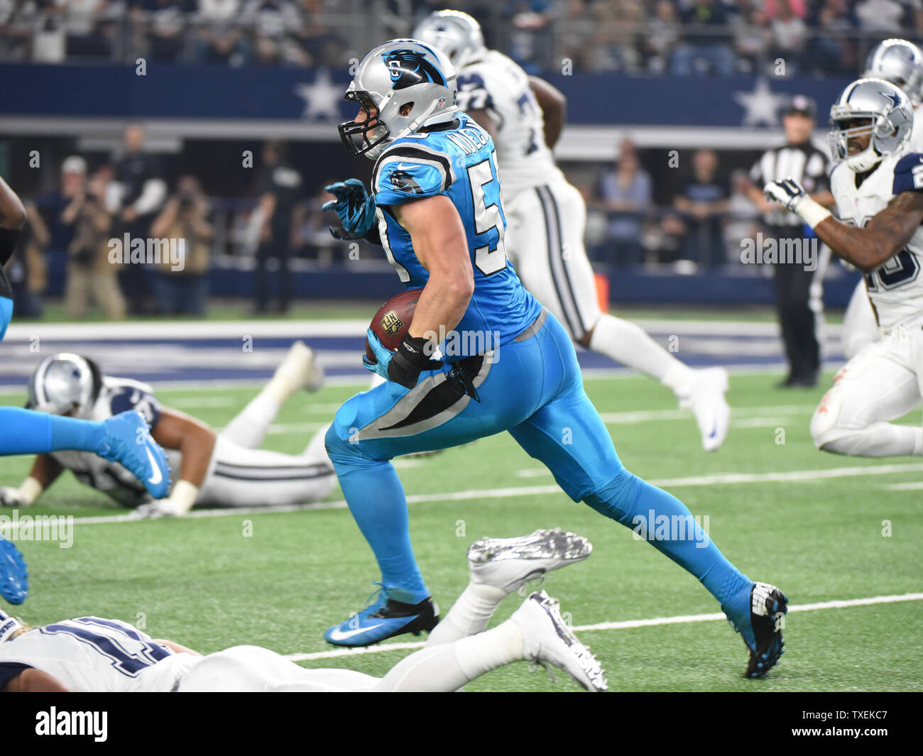 Carollna Leoparden Lukas Kuechly fängt ein Tony Romo Pass und gibt es zurück zum Touchdown spät im zweiten quater bei AT&T Stadium am 26. November 2015 in Arlington, Texas. Foto von Ian Halperin/UPI Stockfoto