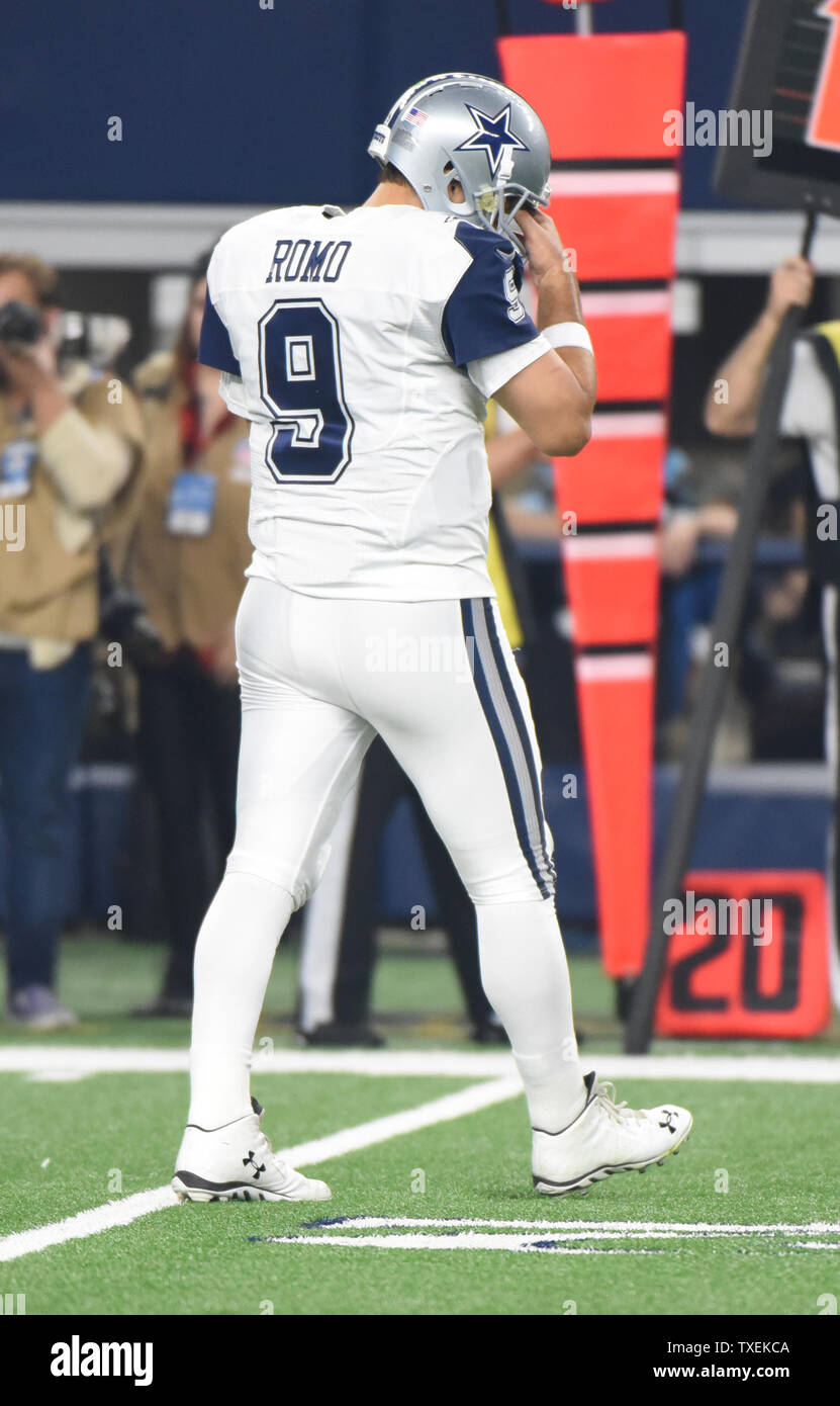 Dallas Cowboys Tony Romo geht weg vom Feld, nachdem er seine dritte Interception in der ersten Hälfte aginst die Carollna Leoparden Spiel bei AT&T Stadium am 26. November 2015 in Arlington, Texas. Foto von Ian Halperin/UPI Stockfoto