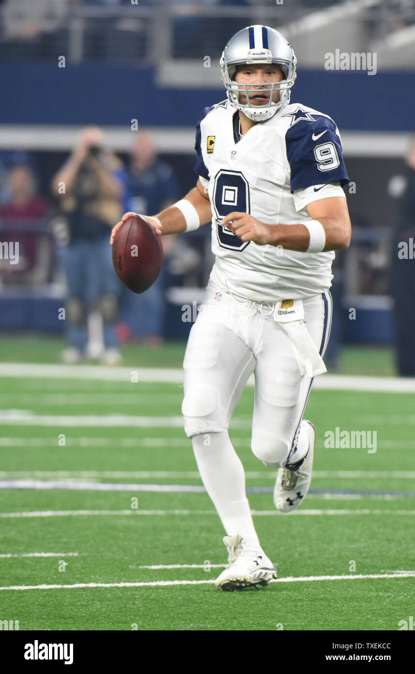 Dallas Cowboys Tony Romo kriecht gegen die Carollna Leoparden in der ersten Hälfte bei AT&T Stadium am 26. November 2015 in Arlington, Texas. Foto von Ian Halperin/UPI Stockfoto