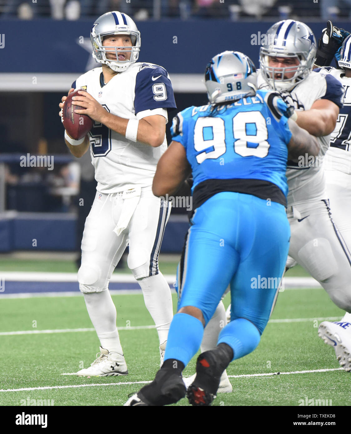 Dallas Cowboys Tony Romo sieht gegen die Carollna Leoparden in der ersten Hälfte bei AT&T Stadium am 26. November 2015 in Arlington, Texas zu werfen. Romo warf drei Abfangen in der ersten Hälfte. Foto von Ian Halperin/UPI Stockfoto