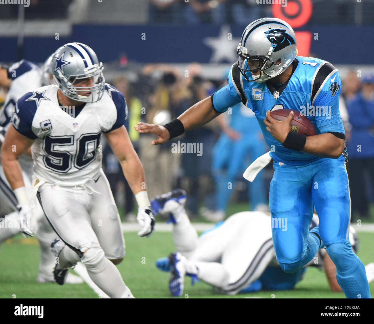 Carollna Leoparden Cam Newton läuft als Dallas Cowboys Sean Lee im ersten Halbjahr bei AT&T Stadium am 26. November 2015 schließt in Arlington, Texas. Foto von Ian Halperin/UPI Stockfoto