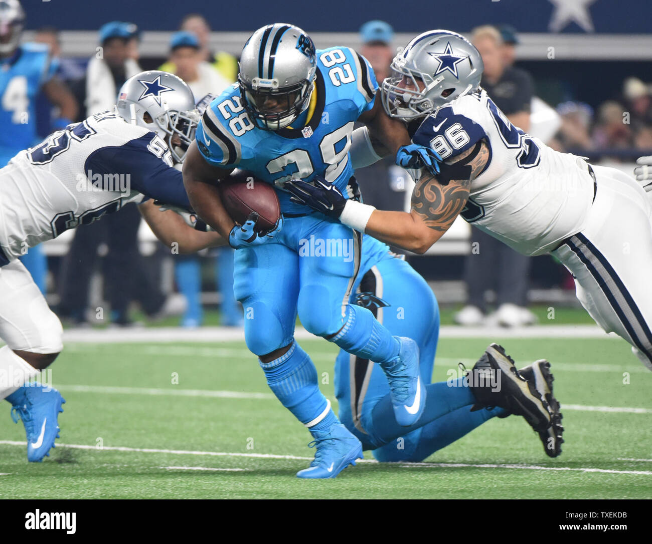 Carollna Leoparden Jonathan Stewart Splits zwei Dallas Cowboys Verteidiger für einen kurzen Gewinnen bei AT&T Stadium am 26. November 2015 in Arlington, Texas. Foto von Ian Halperin/UPI Stockfoto