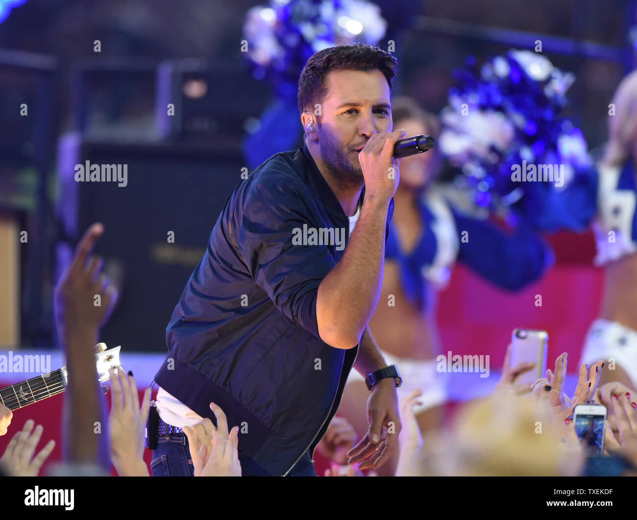 Country Music Star Luke Bryan führt bei Halbzeit der Dallas Cowboys und Carolina Panthers Spiel bei AT&T Stadium am 26. November 2015 in Arlington, Texas. Die Leistung weg von der Errettung ArmyÕs iconic Red Wasserkocher Kampagne. Dieses ist das 19. Jahr der Dallas Cowboys und Heilsarmee Partnerschaft. Seit der ersten roten Wasserkocher Kickoff am Thanksgiving Tag 1997, die Cowboys haben die Armee heben über 2 Mrd. $ geholfen. Foto von Ian Halperin/UPI Stockfoto