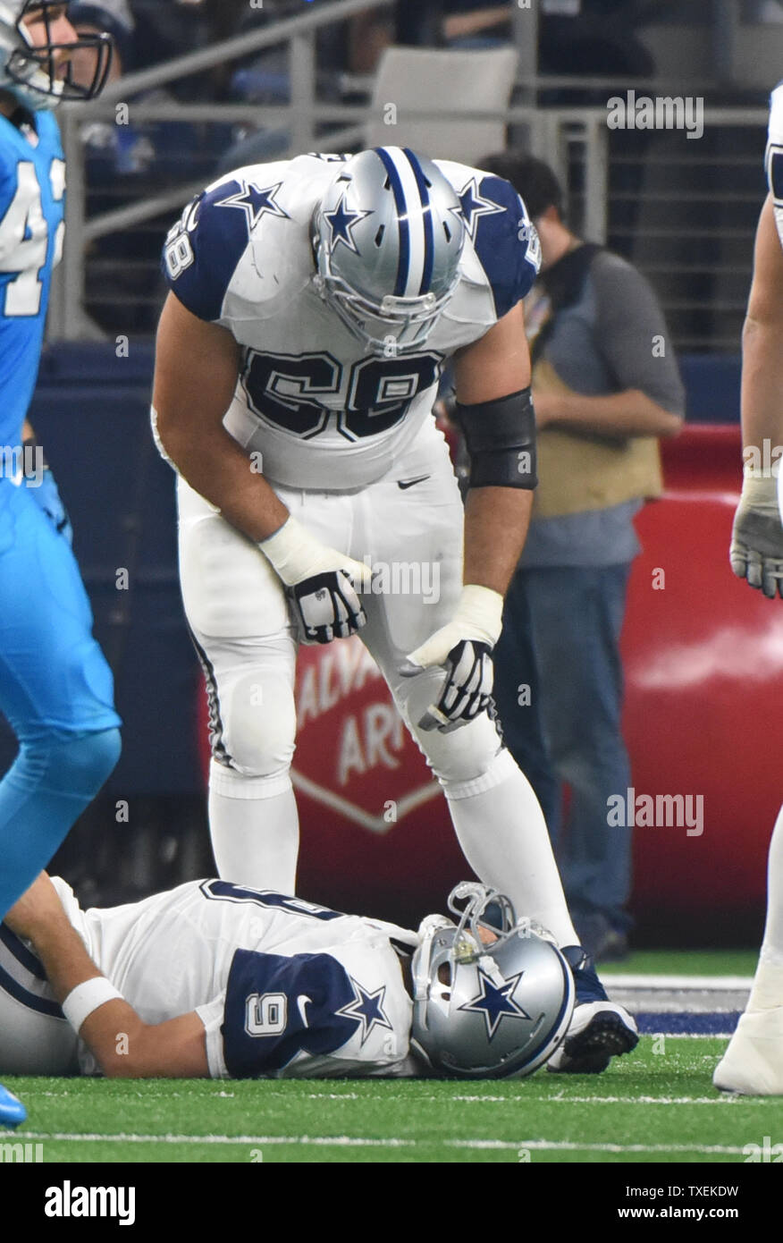 Dallas Cowboys Quarterback Tony Romo legt auf dem Feld, nachdem er am Ende des dritten Viertel gegen Carolina Panthersat AT&T Stadium am 26. November 2015 in Arlington, Texas verletzt wurde. Die Leoparden besiegten die Cowboys 33-14 und 11-0 bewegen. Foto von Ian Halperin/UPI Stockfoto