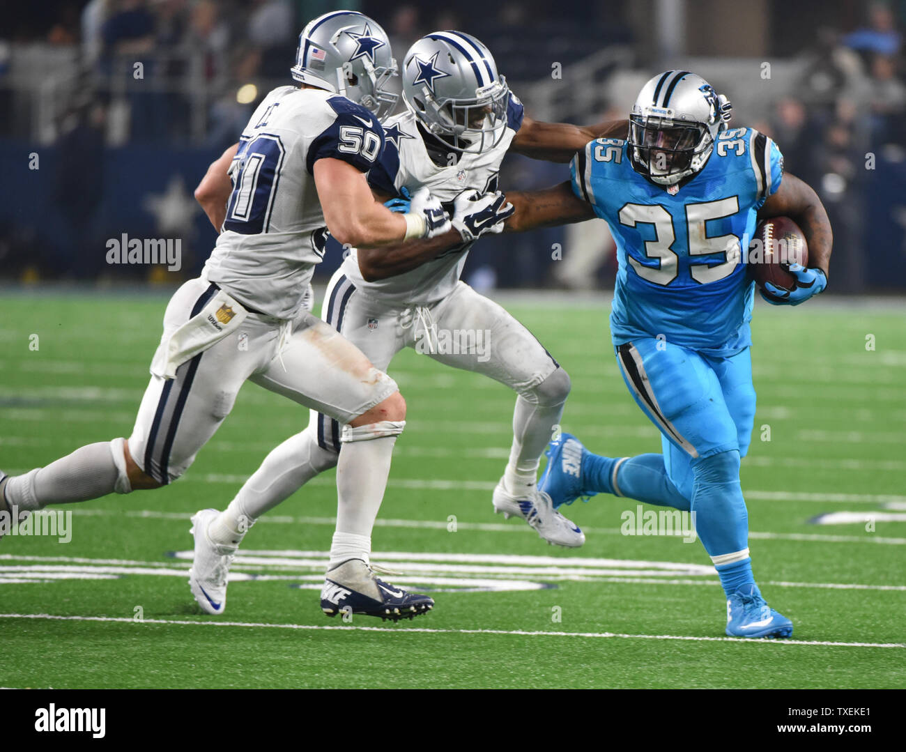 Carolina Panthers Mike Tolbert versucht, letzten zwei Dallas Cowboys Verteidiger in der zweiten Hälfte bei AT&T Stadium am 26. November 2015 in Arlington, Texas. Die Leoparden besiegten die Cowboys 33-14 und 11-0 bewegen. Foto von Ian Halperin/UPI Stockfoto