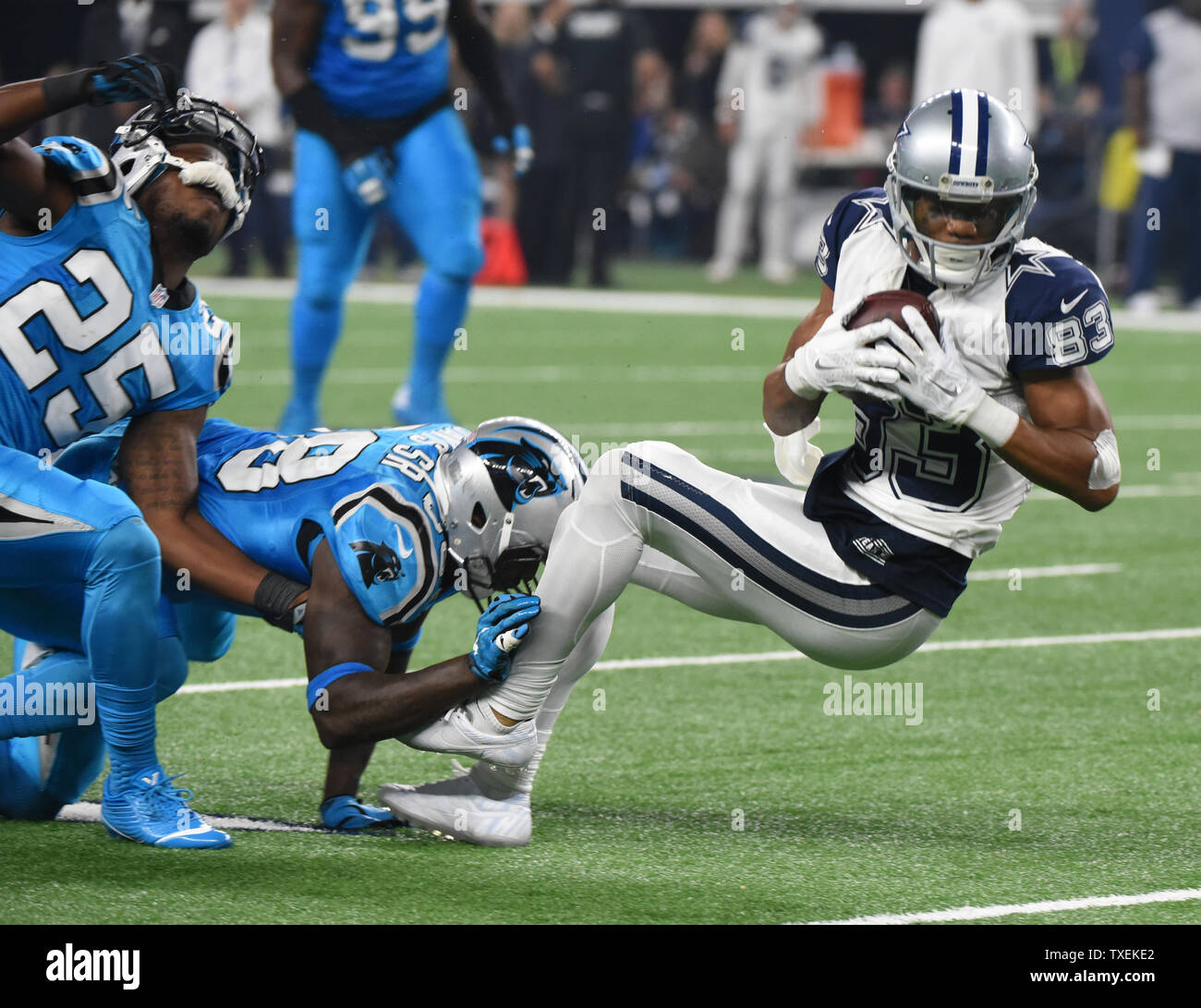 Dallas Cowboys Terrance Williams Ausfallschritte vorne nach einer kurzen Fang gegen die Carolina Panthers in der zweiten Hälfte bei AT&T Stadium am 26. November 2015 in Arlington, Texas. Die Leoparden besiegten die Cowboys 33-14 und 11-0 bewegen. Foto von Ian Halperin/UPI Stockfoto