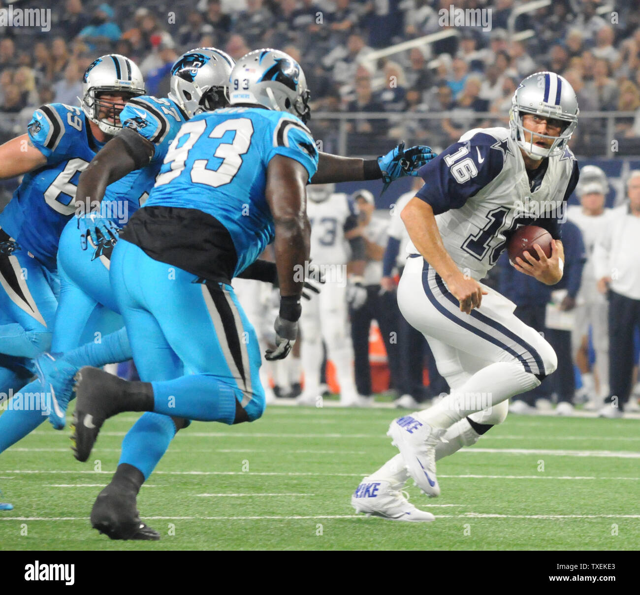 Dallas Cowboys Back-up-Quarterback Matt Cassell versucht eine Vielzahl von Carolina Panthers in der zweiten Hälfte bei AT&T Stadium am 26. November 2015 zu entziehen sich in Arlington, Texas. Die Leoparden besiegten die Cowboys 33-14 und 11-0 bewegen. Foto von Ian Halperin/UPI Stockfoto