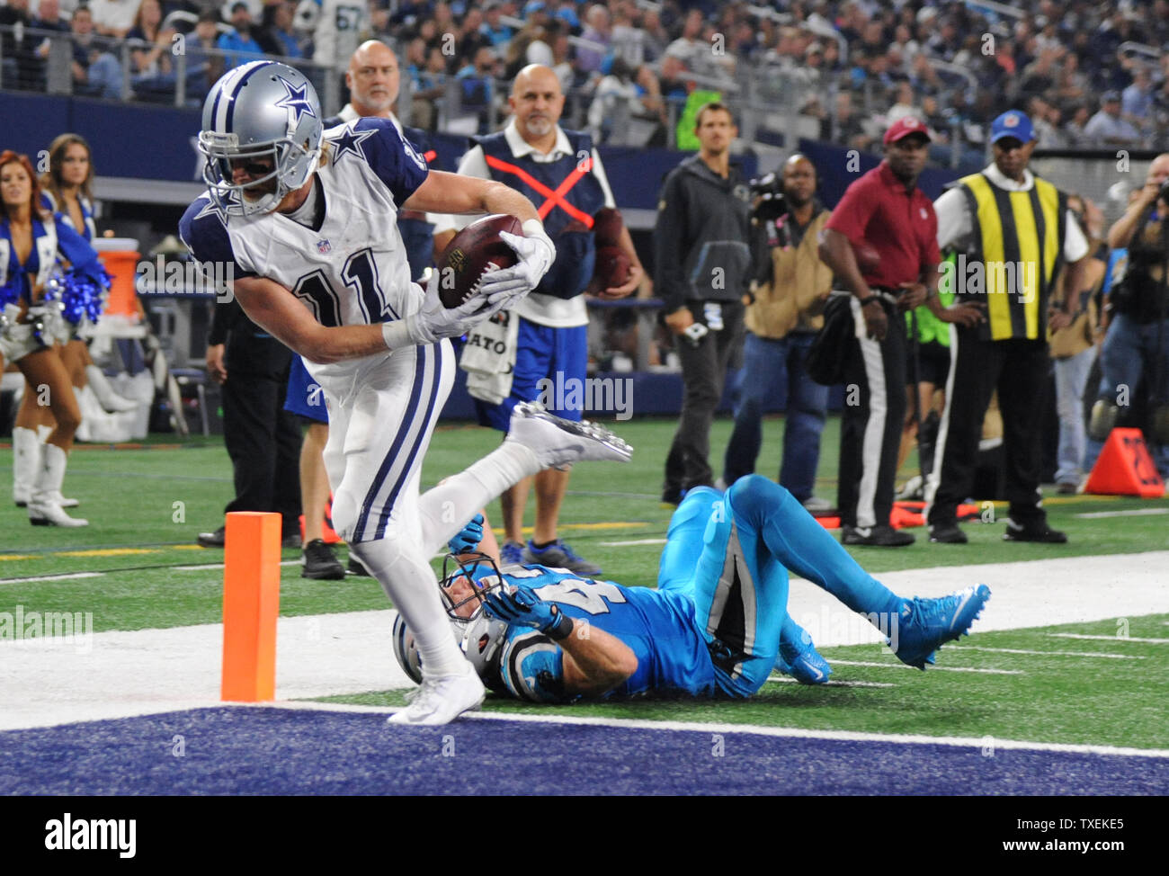 Dallas Cowboys Cole Beasley Kerben auf einem 2 Yard catch gegen die Carolina Panthers in der zweiten Hälfte bei AT&T Stadium am 26. November 2015 in Arlington, Texas. Die Leoparden besiegten die Cowboys 33-14 und 11-0 bewegen. Foto von Ian Halperin/UPI Stockfoto