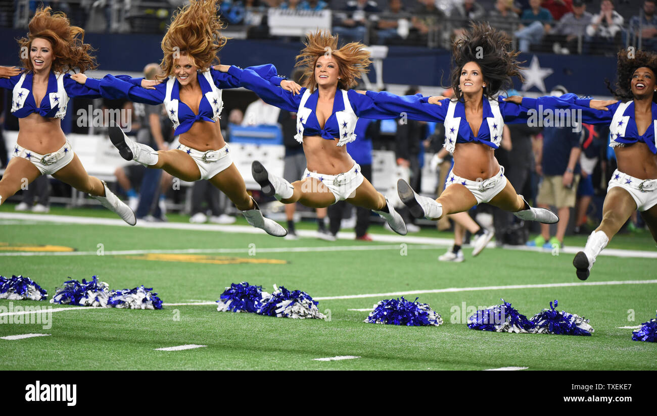 Dallas Cowboys Cheerleaders durchführen, während die Carolina Panthers Spiel bei AT&T Stadium am 26. November 2015 in Arlington, Texas. Die Leoparden besiegten die Cowboys 33-14 und 11-0 bewegen. Foto von Ian Halperin/UPI Stockfoto