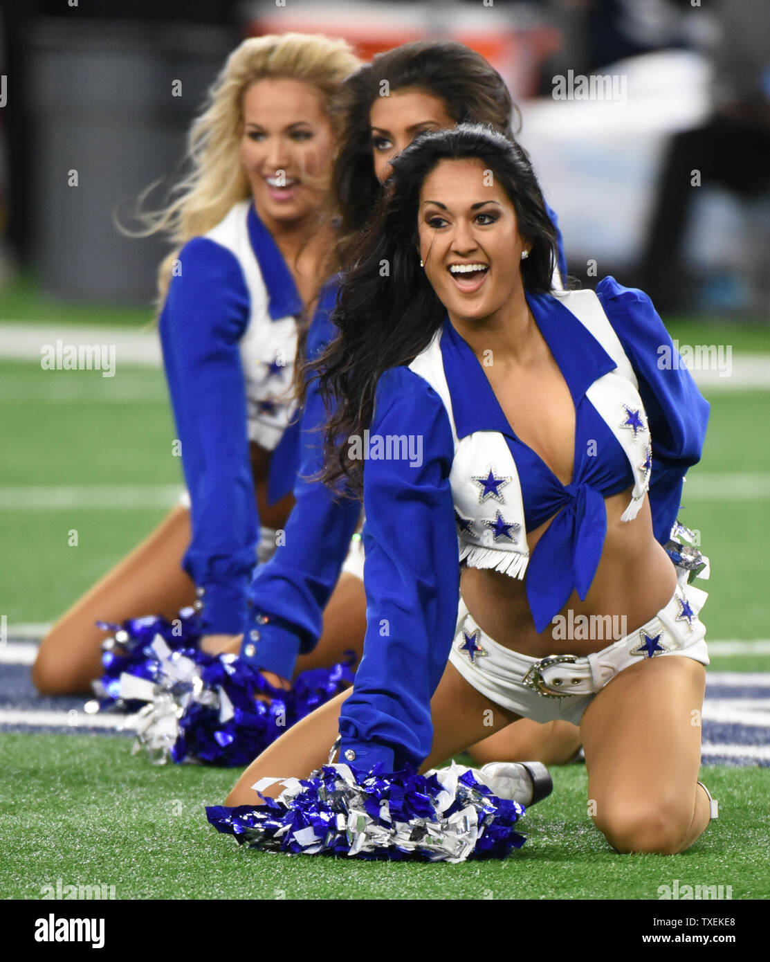 Dallas Cowboys Cheerleaders durchführen, während die Carolina Panthers Spiel bei AT&T Stadium am 26. November 2015 in Arlington, Texas. Die Leoparden besiegten die Cowboys 33-14 und 11-0 bewegen. Foto von Ian Halperin/UPI Stockfoto