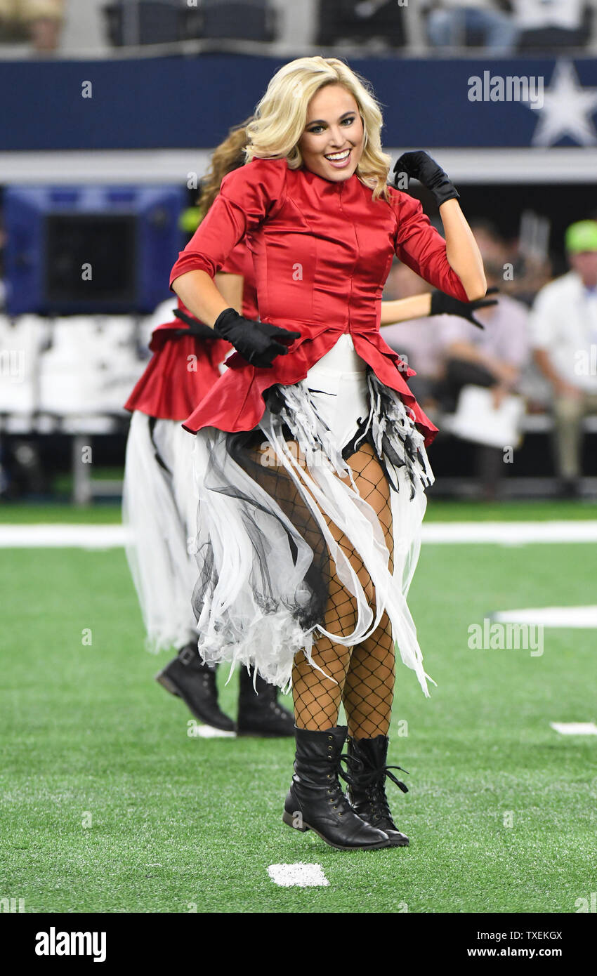 Die Dallas Cowboys Cheerleaders führen ihre jährlichen Halloween Halbzeiterscheinen während der Cowboys und Philadelphia Eagles Spiel bei AT&T Stadium in Arlington, Texas, am 30. Oktober 2016. Foto von Ian Halperin/UPI Stockfoto