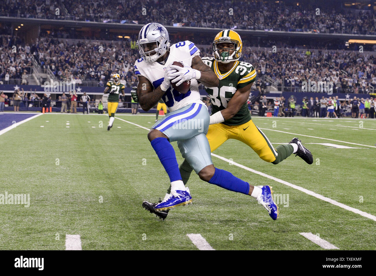 Dallas Cowboys wide receiver Dez Bryant (88) Kerben auf einem 40 Yard Touchdown catch gegen die Green Bay Packers in der NFC Teilungsendspielspiel bei AT&T Stadium in Arlington, Texas, am 15. Januar 2017. Foto von Shane Roper/UPI Stockfoto