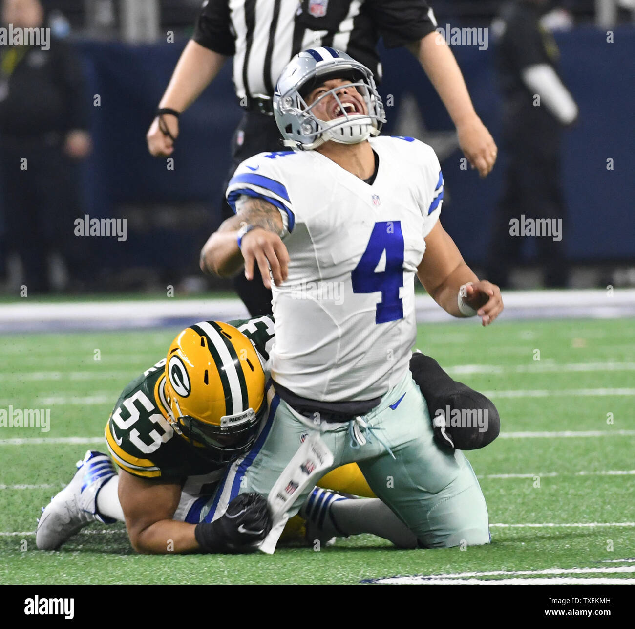 Dallas Cowboys Dak Precott erhält von Green Bay Packers Nick Perry im vierten Quartal 34-31 des NFC Teilungsendspielspiel brachte bei AT&T Stadium in Arlington, Texas, am 15. Januar 2017. Die Verpacker gewann 34-31 und die Falken im NFC Championship Gesicht. Foto von Ian Halperin/UPI Stockfoto
