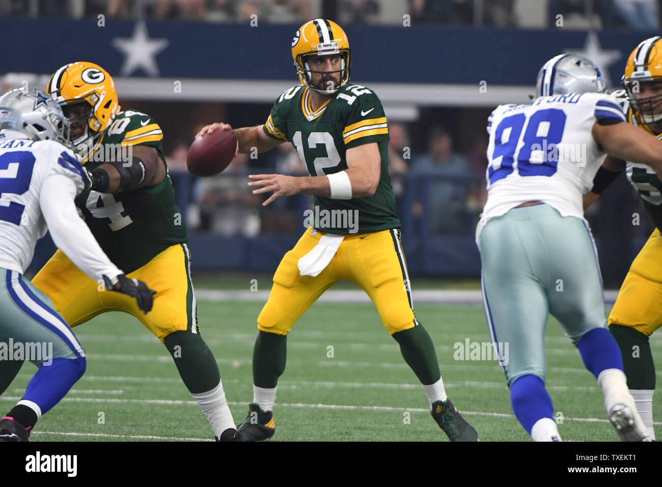 Green Bay Packers Aaron Rodgers sieht gegen die Dallas Cowboys bei AT&T Stadium in Arlington, Texas am 8. Oktober 2017 zu werfen. Foto von Ian Halperin/UPI Stockfoto