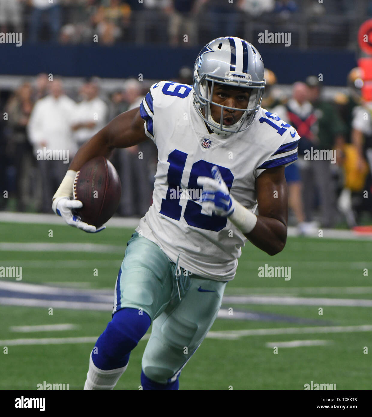 Dallas Cowboys Bryce Butler macht ein 49-yard Catch gegen die Green Bay Packers bei AT&T Stadium in Arlington, Texas am 8. Oktober 2017. Foto von Ian Halperin/UPI Stockfoto