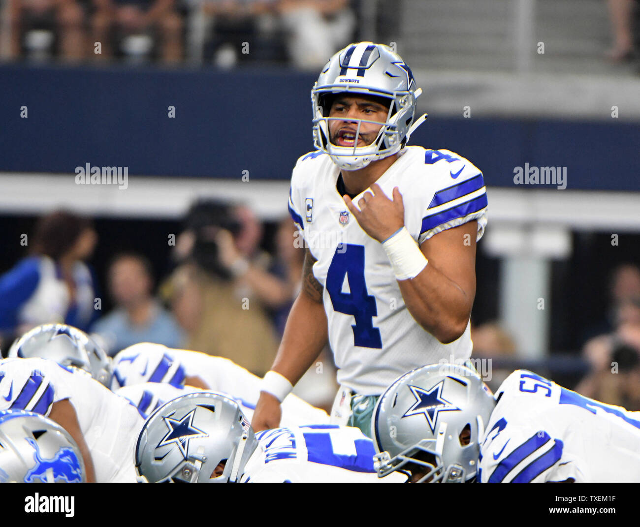 Dallas Cowboys quaterback Dak Prescott fordert ein Spiel während der Detroit Lions Spiel bei AT&T Stadium in Arlington, Texas, am 30. September 2018. Foto von Ian Halperin/UPI Stockfoto
