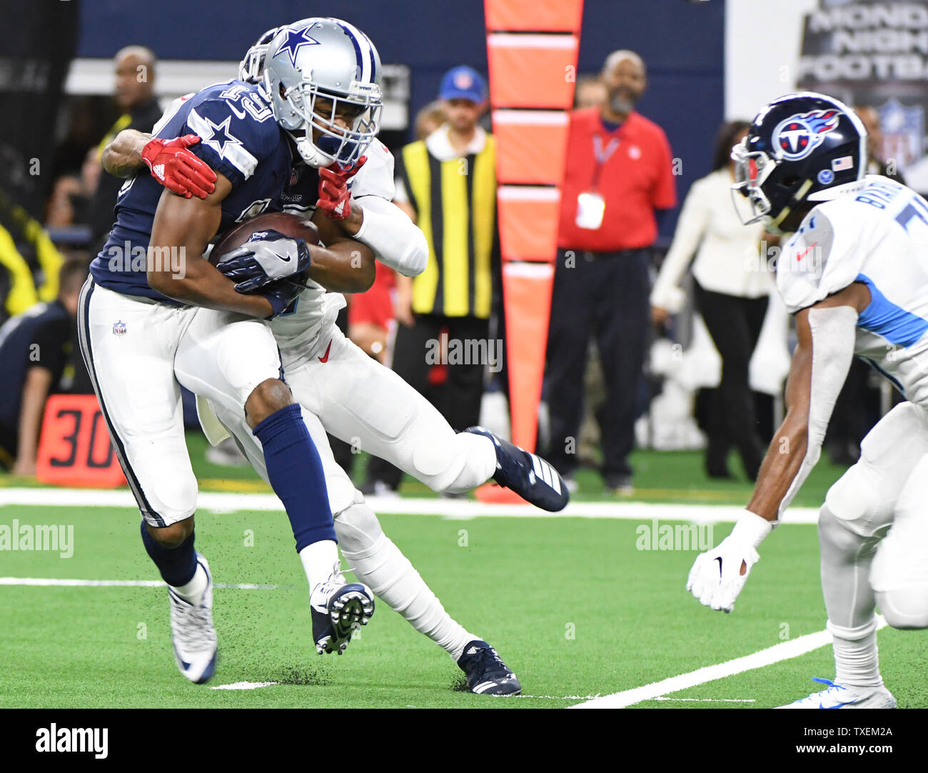 Dallas Cowboys Amari Cooper macht einen Haken vor der Tennessee Titans Verteidiger in der ersten Hälfte bei AT&T Stadium in Arlington, Texas am 5. November 2018. Foto von Ian Halperin/UPI Stockfoto