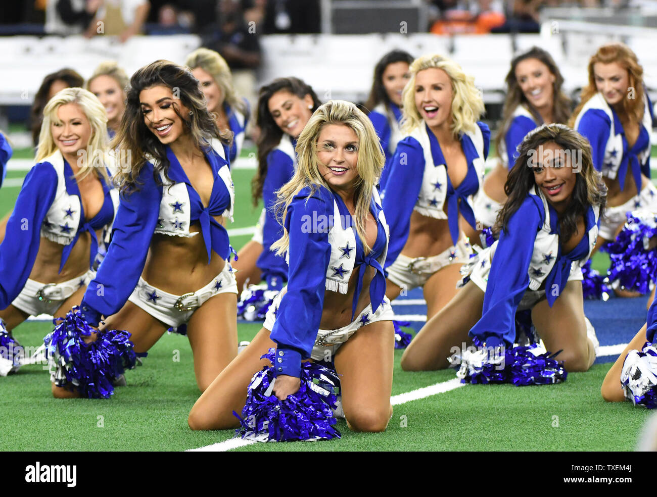 Dallas Cowboys Cheerleaders durchführen, während an der New Orleans Saints NFL Spiel AT&T Stadium in Arlington, Texas, am 29. November 2018. Foto von Ian Halperin/UPI Stockfoto