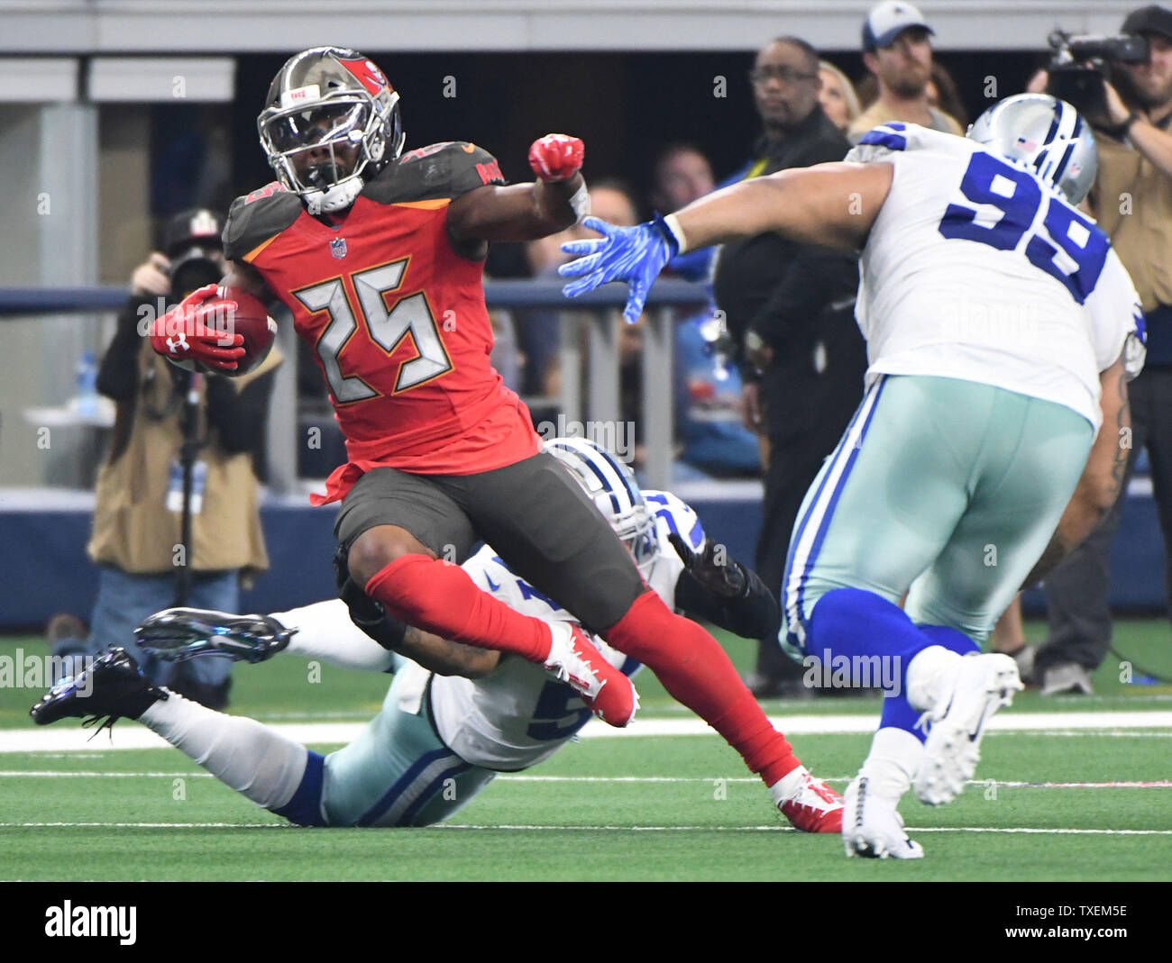 Tampa Bay Buccaneers Peyton Friseur wird zwischen zwei Dallas Cowboys für einen 1 Yard erhalten während ihrer NFL Spiel AT&T Stadium in Arlington, Texas, am 23. Dezember 2018. Foto von Ian Halperin/UPI Stockfoto