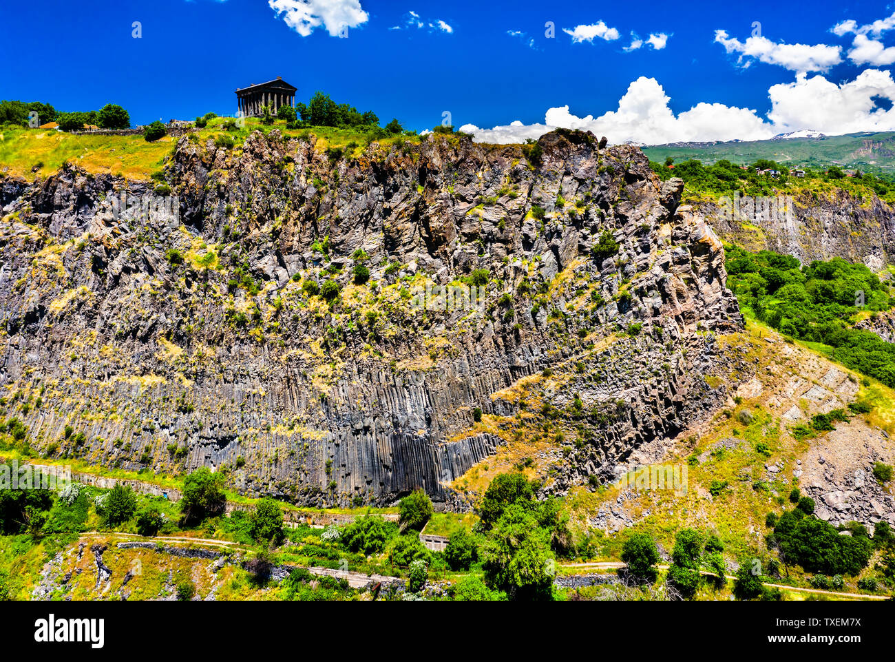 Garni Tempel auf einer Seite des Garni Schlucht in Armenien Stockfoto