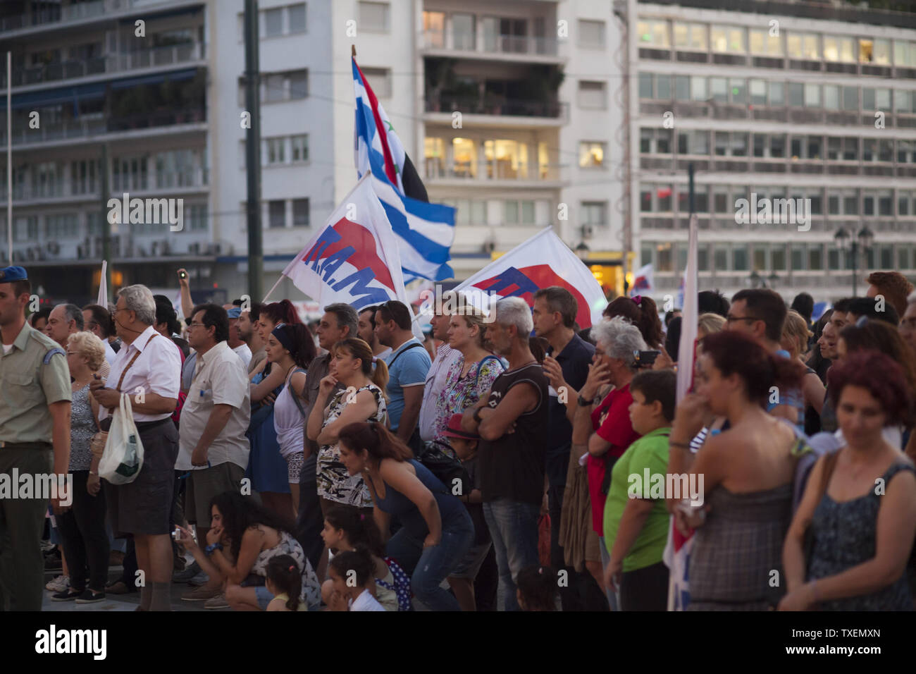 Demonstranten gegen jede neue Sparmaßnahmen viel Protest vor dem Parlamentsgebäude in Athen am 10. Juli 2015, während die griechischen Gesetzgeber debattieren, ob die Prime Minister's letzten verzweifelten Reform Plan, der die Regierung der Europäischen Gläubiger vorgelegt zu unterstützen. Griechenland die Notwendigkeit, den Euro zu verlassen, wenn ein Angebot nicht angeschlagen ist. Foto von Dimitris Michalakis/UPI Stockfoto