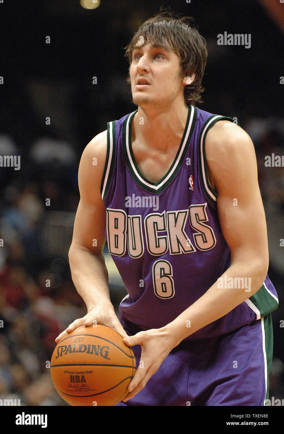 Milwaukee Bucks Anfänger vorwärts Andrew Bogut (6) Für ein Foul Schuss im zweiten Quartal Januar 20, 2006, in Atlantas Philips Arena setzt. Bogut, zuerst in der NBA-Draft 2005, erzielte nur fünf Punkte. Die Bucks besiegten die Falken, 118-102. (UPI Foto/Peter Stöger) Stockfoto