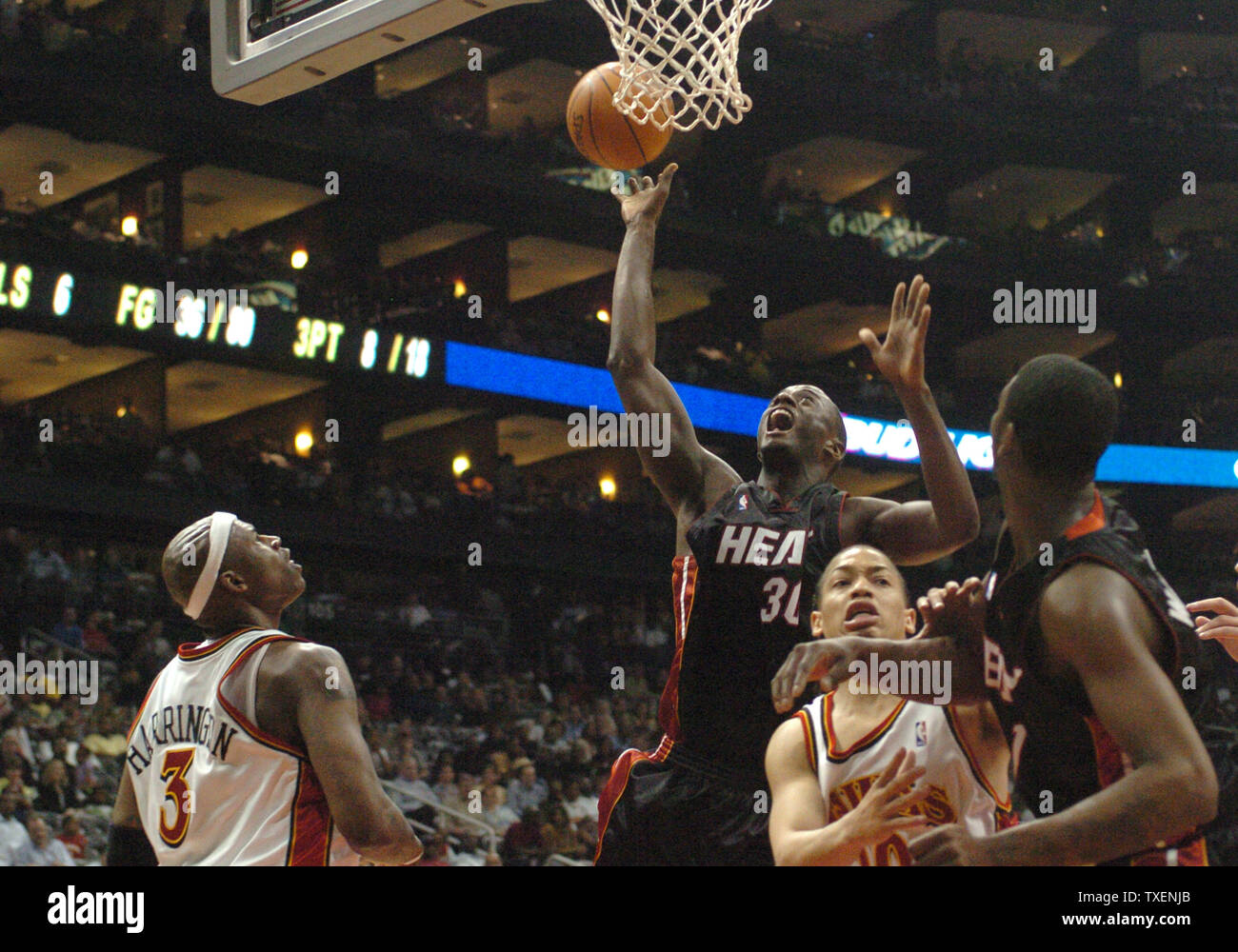 Miami Heat Earl Barron (30) Geht für ein Lay-up im vierten Zeitraum von Spielen gegen die Atlanta Hawks April 18, 2006 in Atlanta in der Philips Arena. Atlanta's Al Harrington (3) schaut auf und Tyronn Lue (10) ist, die Sie in dem Spiel durch Miami Dorell Wright. Die Falken besiegten die Wärme in den letzten 103-100 Atlanta's home Spiel der Saison. (UPI Foto/Peter Stöger) Stockfoto