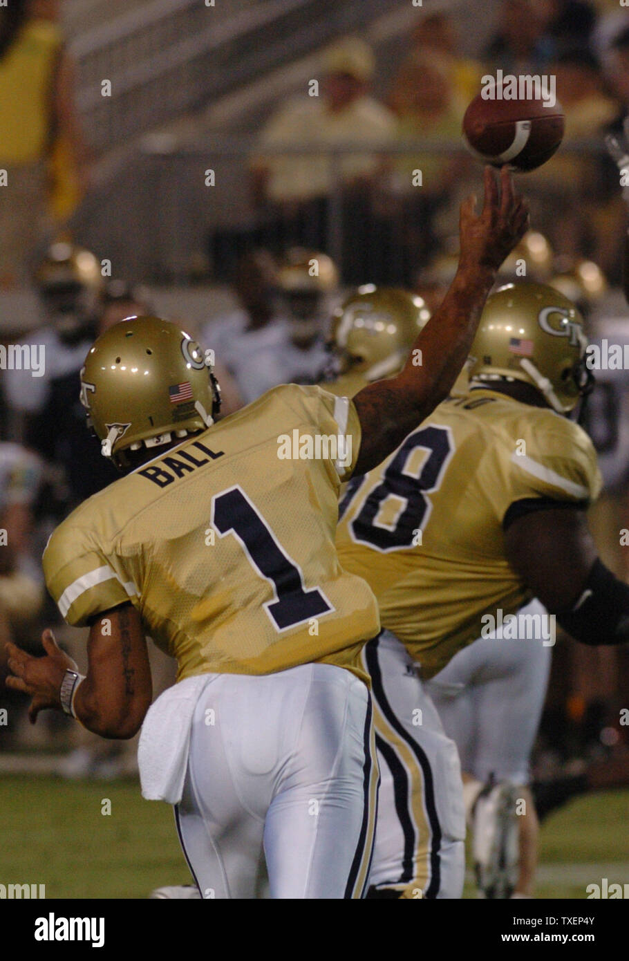 Georgia Tech Quarterback Reggie Kugel (1) weg ein Weg gegen Notre Dame im ersten Quartal im Bobby Dodd Stadium in Atlanta, Ga., 2. September 2006. Notre Dame besiegte Georgia Tech 14-10. (UPI Foto/Peter Stöger) Stockfoto
