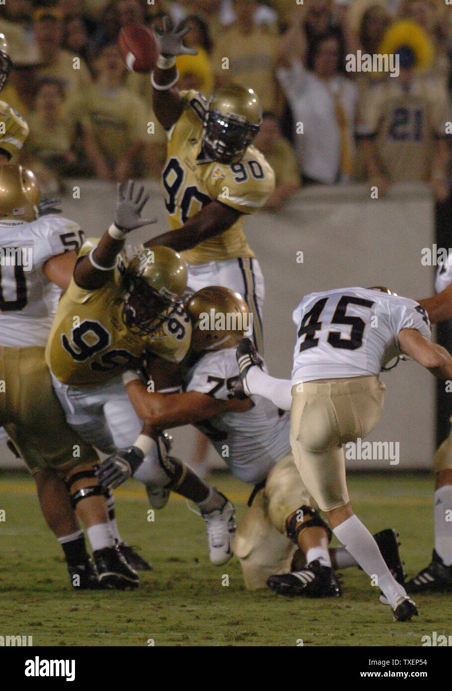 Georgia Tech defensive Ende Darrell Robertson (90) bekommt fast seine Finger auf den Ball zu verteidigen gegen einen zweiten Quartal Notre Dame Field Goal Versuch von Carl Gioia (45), Bobby Dodd Stadium in Atlanta, Ga. Fehlgeschlagen, 2. September 2006. Notre Dame besiegte Georgia Tech 14-10. (UPI Foto/Peter Stöger) Stockfoto