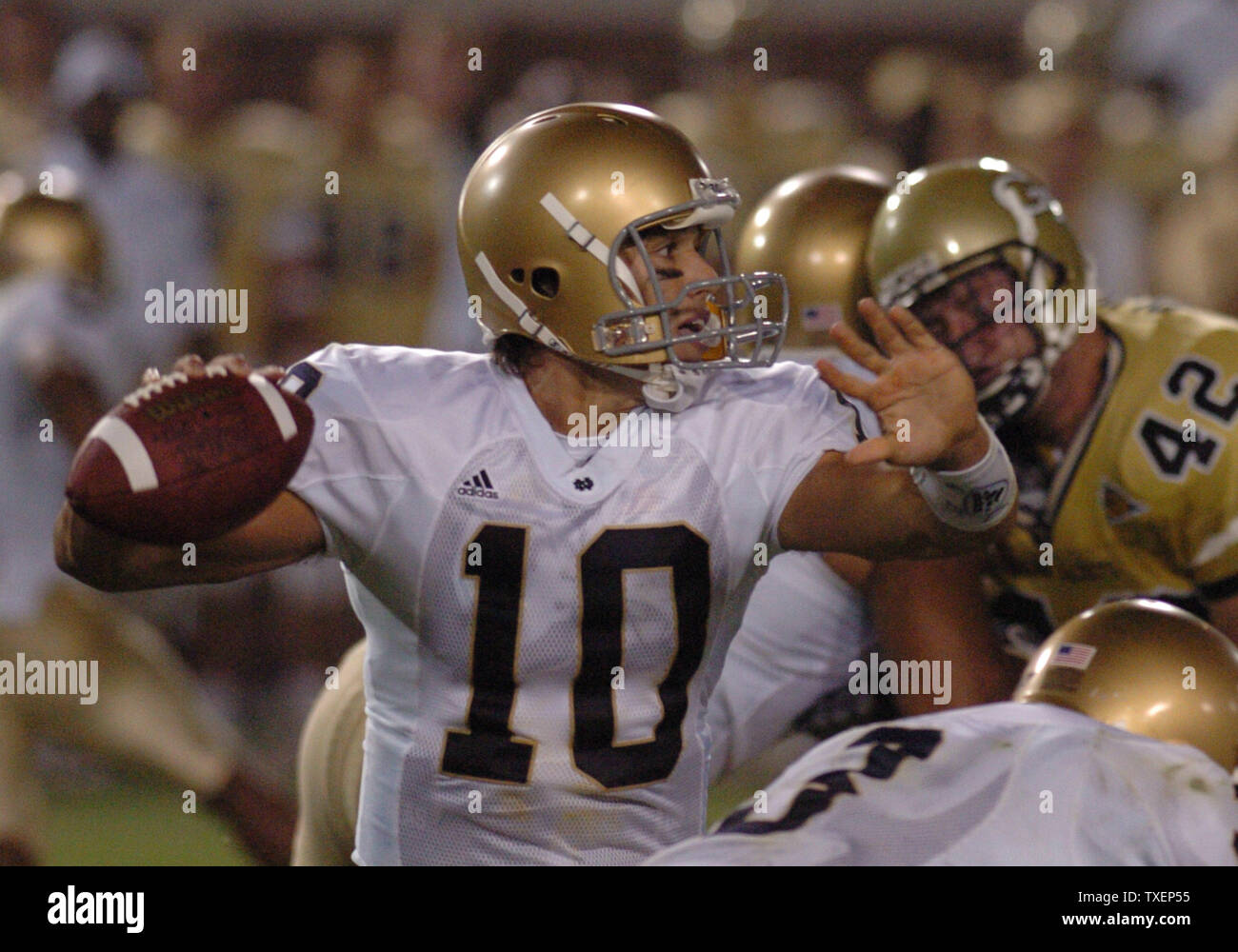 Notre Dame Quarterback Brady Quinn (10) Setzt sich gegen Georgia Tech im zweiten Quartal im Bobby Dodd Stadium in Atlanta, Ga., 2. September 2006 zu werfen. Notre Dame besiegte Georgia Tech 14-10. (UPI Foto/Peter Stöger) Stockfoto