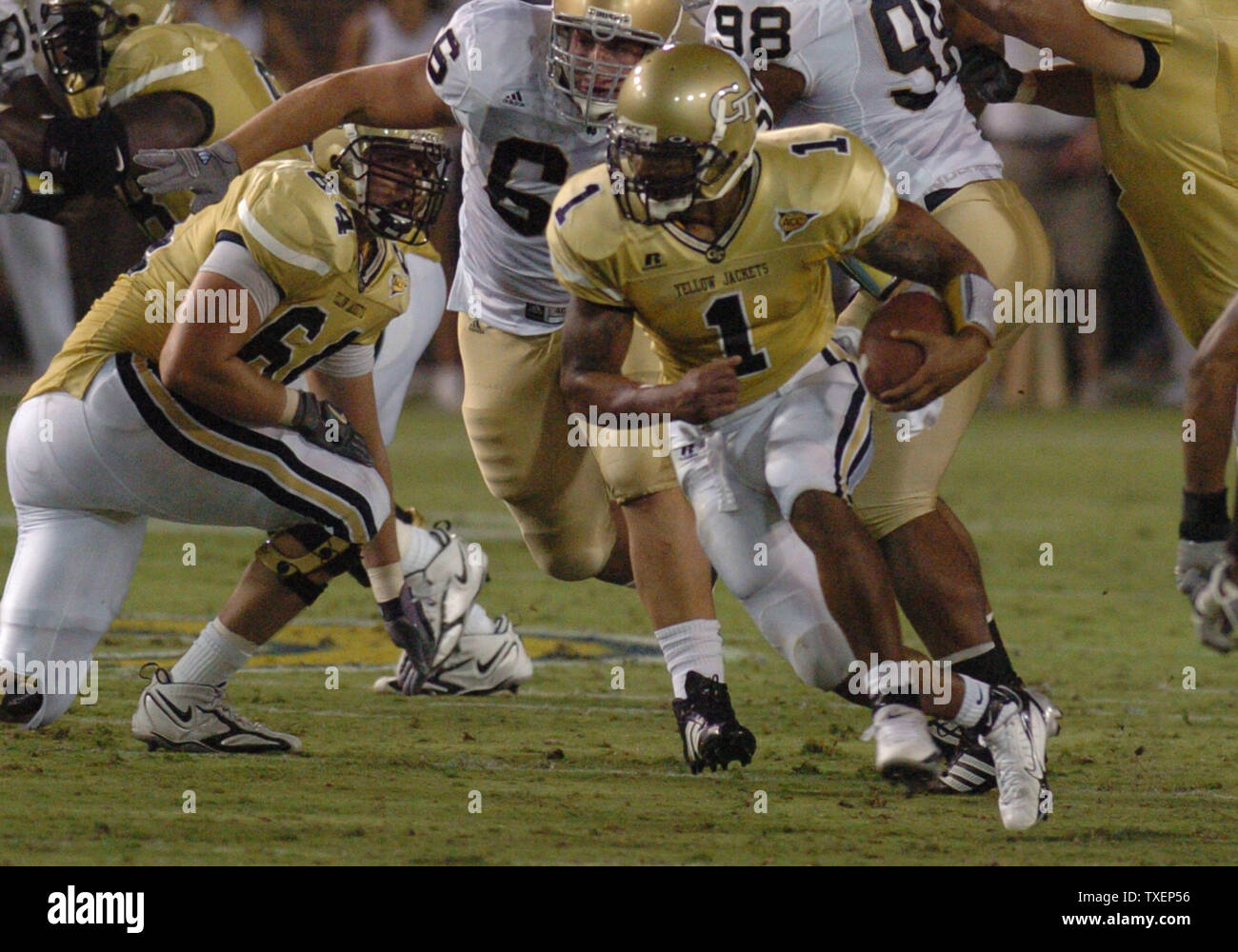 Georgia Tech Quarterback Reggie Kugel (1) Läuft eine erste im zweiten Quartal gegen Notre Dame im Bobby Dodd Stadium in Atlanta, Ga., 2. September 2006. (UPI Foto/Peter Stöger) Stockfoto