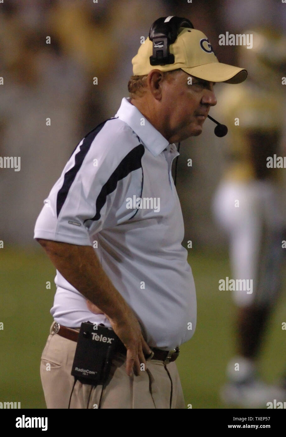 Georgia Tech Haupttrainer Chan Gailey Uhren spielen gegen Notre Dame im vierten Quartal Quartal im Bobby Dodd Stadium in Atlanta, Ga., 2. September 2006. Notre Dame besiegte Georgia Tech 14-10. (UPI Foto/Peter Stöger) Stockfoto