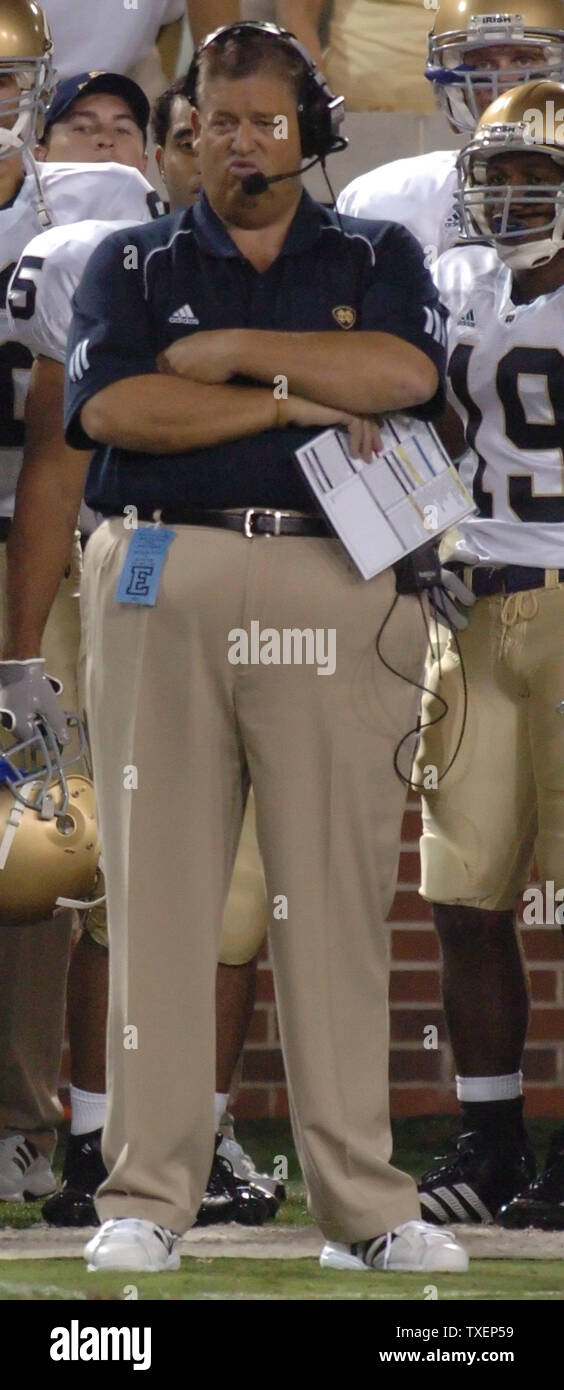 Notre Dame Head Coach Charlie Weis Uhren spielen gegen Georgia Tech im zweiten Quartal im Bobby Dodd Stadium in Atlanta, Ga., 2. September 2006. Notre Dame besiegte Georgia Tech 14-10. (UPI Foto/Peter Stöger) Stockfoto