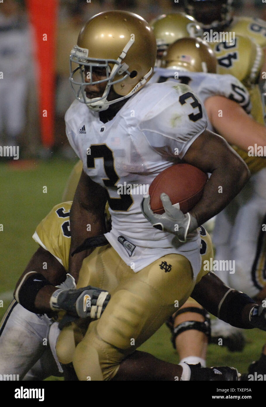 Notre Dame zurück laufen Darius Walker (3) verläuft durch die Verteidigung der Georgia Tech im vierten Quartal im Bobby Dodd Stadium in Atlanta, Ga., 2. September 2006. Notre Dame besiegte Georgia Tech 14-10. (UPI Foto/Peter Stöger) Stockfoto