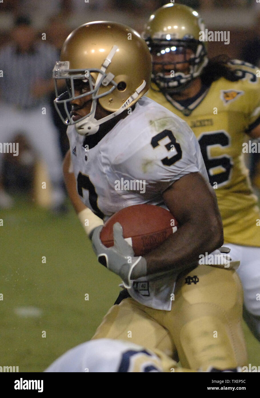 Notre Dame zurück laufen Darius Walker (3) verläuft durch die Verteidigung der Georgia Tech im vierten Quartal im Bobby Dodd Stadium in Atlanta, Ga., 2. September 2006. Notre Dame besiegte Georgia Tech 14-10. (UPI Foto/Peter Stöger) Stockfoto
