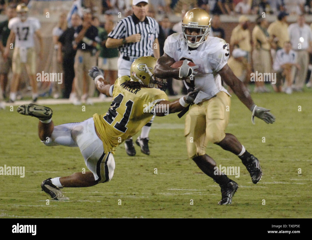Notre Dame zurück laufen Darius Walker (3) verläuft durch die Verteidigung der Georgia Tech linebacker Philip Wheeler (41) im vierten Quartal im Bobby Dodd Stadium in Atlanta, Ga., 2. September 2006. Notre Dame besiegte Georgia Tech 14-10. (UPI Foto/Peter Stöger) Stockfoto