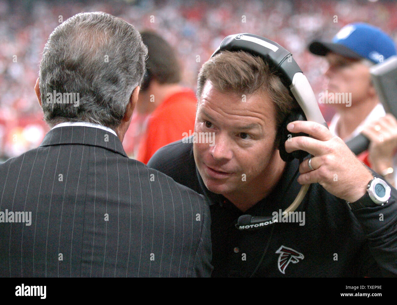 Atlanta Falcons Head Coach Jim Mora (R) spricht mit Falken Inhaber Arthur Blank, im vierten Quartal gegen die Tampa Bay Bucs im Georgia Dome in Atlanta, Ga. Am 17. September 2006. Die Falken besiegten die Bucs 14-3. (UPI Foto/Peter Stöger) Stockfoto