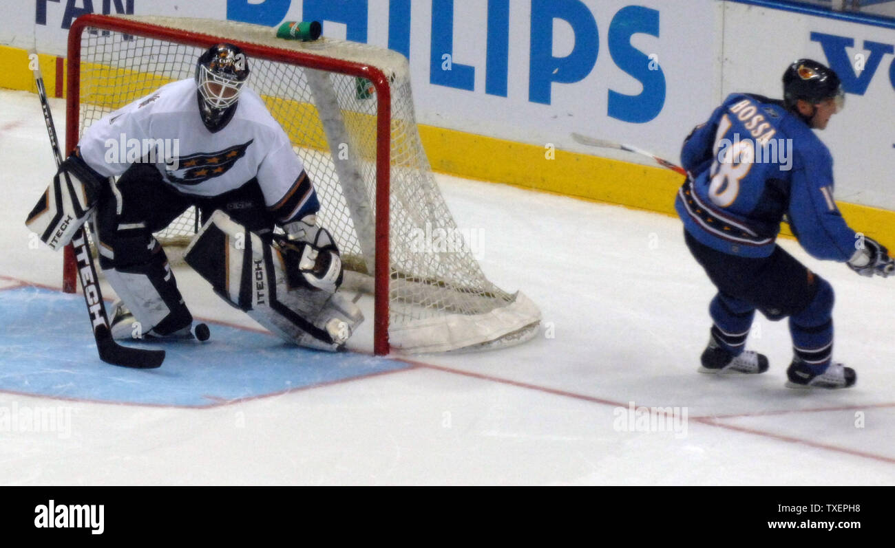 Atlanta Thrashers Marian Hossa (18), der Slowakei, löst nach dem Ziel durch Washington Capitals goalie Brent Johnson in der zweiten Runde des shootout, um das Spiel zu gewinnen 4-3 an der Philips Arena in Atlanta, 19. Oktober 2006. (UPI Foto/Peter Stöger) Stockfoto