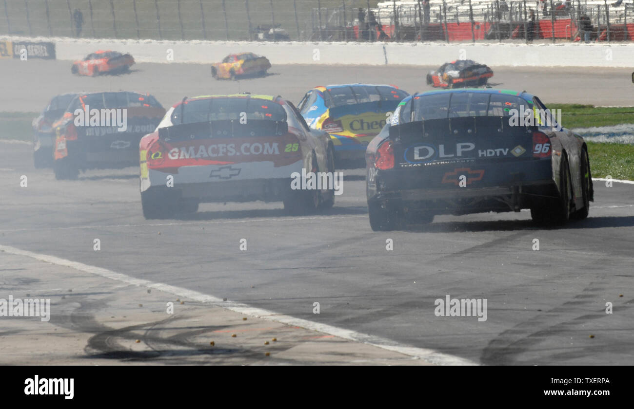 Eine Gruppe der gewarteten Autos verlassen die Gruben, die Maßnahmen der Kobalt Tools 500 NASCAR Nextel Cup Rennen in Atlanta Motor Speedway in Hampton, Georgia, 18. März 2007 wieder zusammenzubringen. (UPI Foto/Peter Stöger) Stockfoto