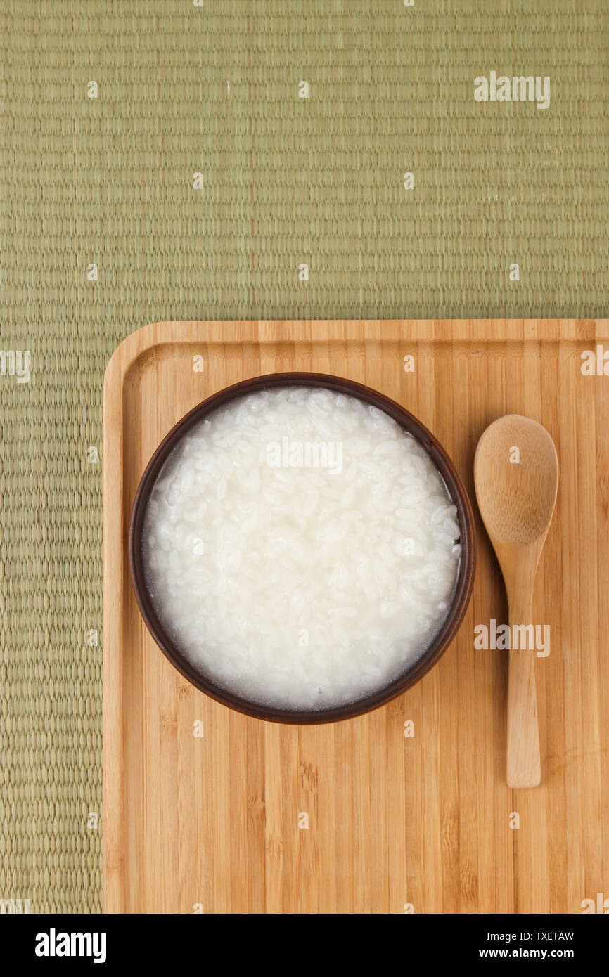 Eine Schale mit weißer Reis Brei Stockfotografie - Alamy